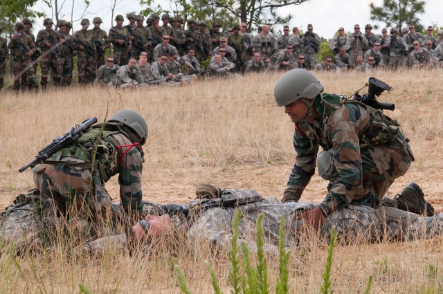 Indian soldiers share ambush techniques with U.S. paratroopers