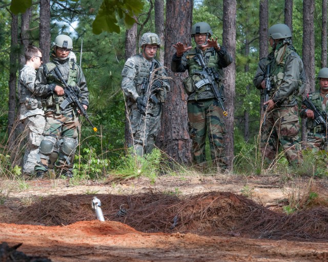 Indian soldiers, U.S. paratroopers compare patrolling tactics