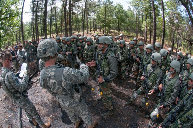 Indian soldiers, U.S. paratroopers compare patrolling tactics