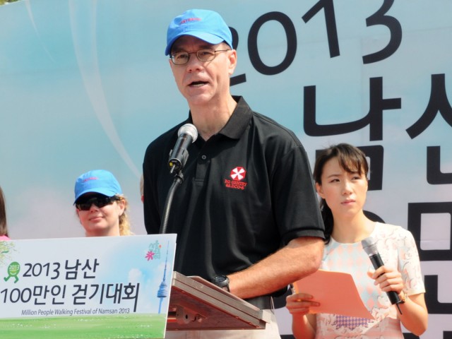 U.S. troops join residents on Seoul mountain walk