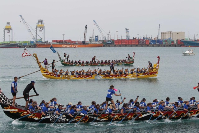 Army teams triumphant at 2013 Naha Dragon Boat Race in Japan