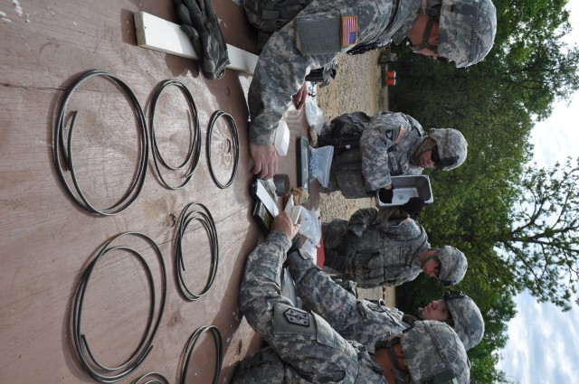Soldiers train on creating expediant claymore