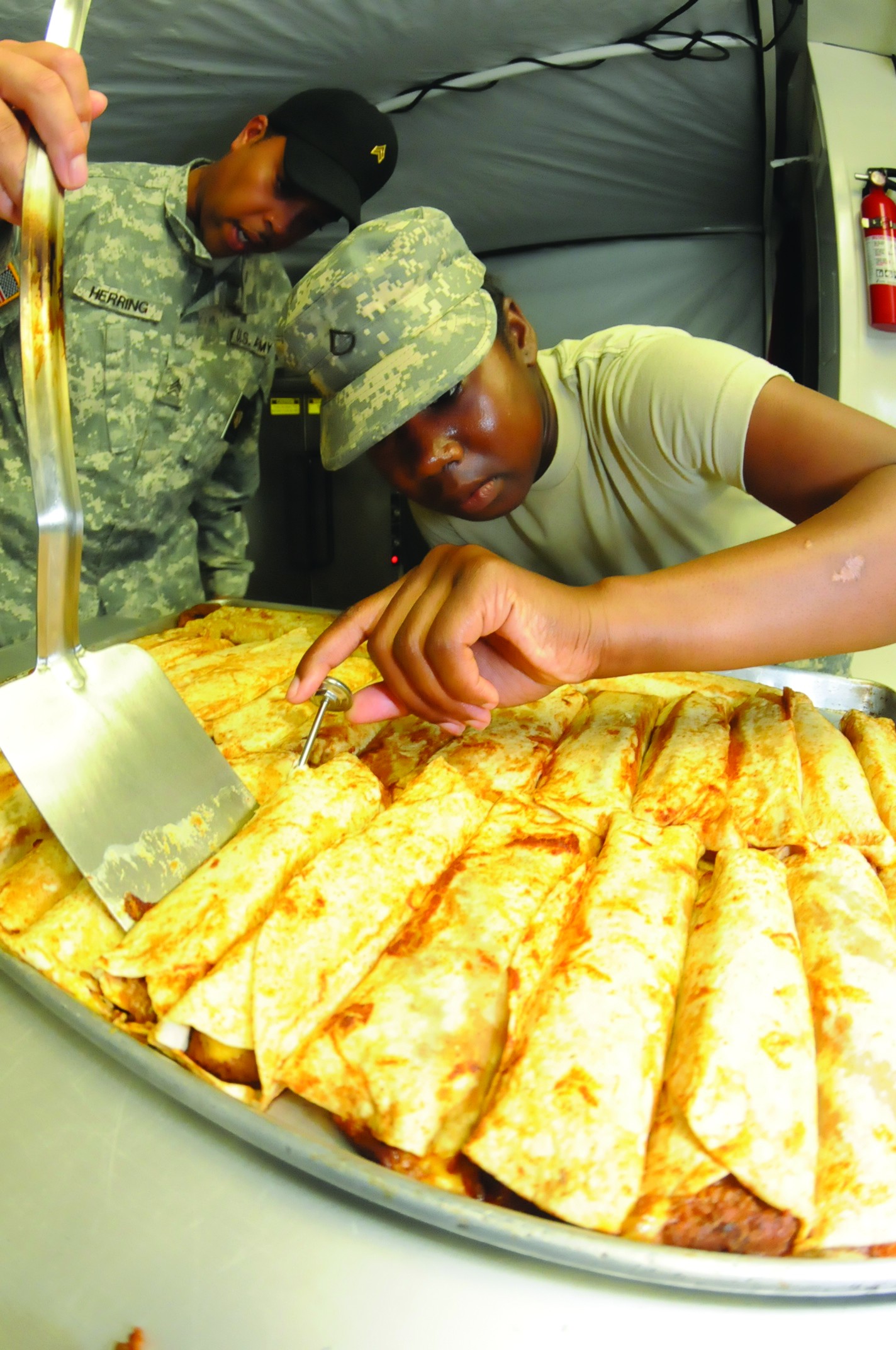 field-feeding-food-service-soldiers-learn-to-prepare-meals-in-less