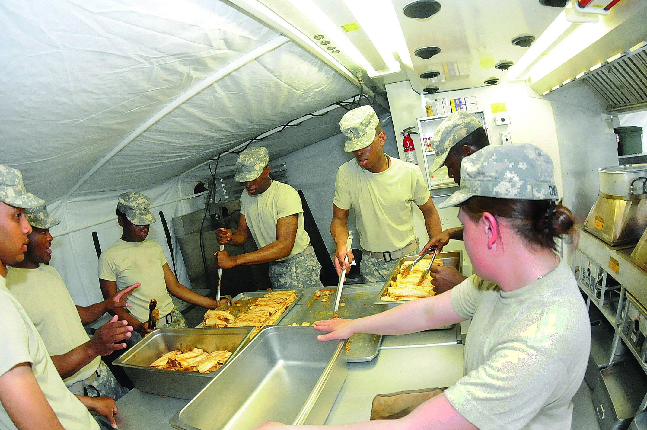 Field feeding food service Soldiers learn to prepare meals in less