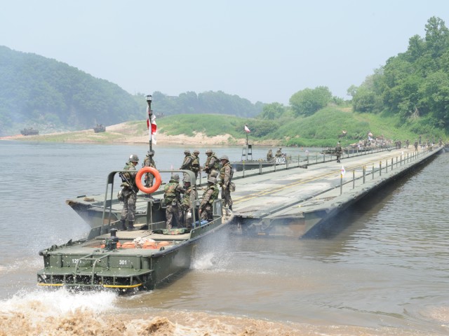 U.S., ROK forces conduct combined river crossing