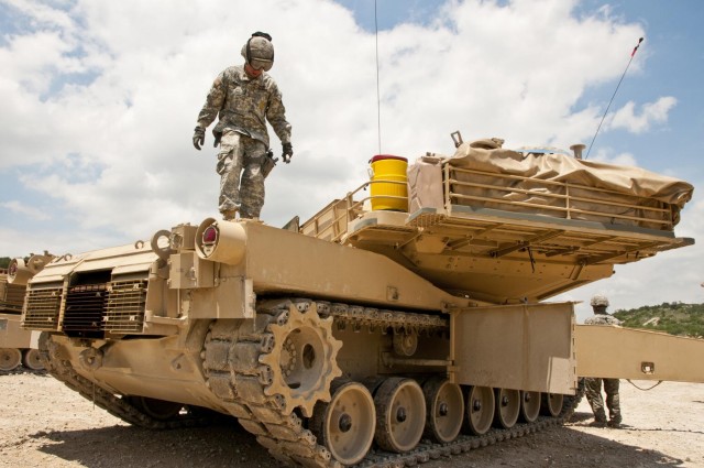 M1A1 tankers compete in gunnery qualifications on Fort Hood