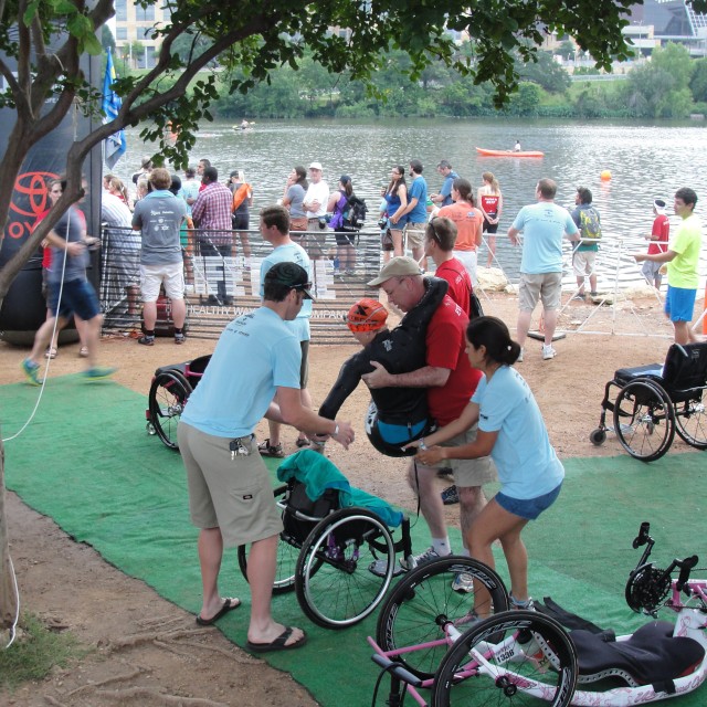 479th FA Soldiers, Family members volunteer at Austin triathlon
