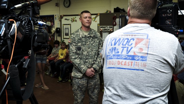 Arsenal Sgt. Audie Murphy Association receive 'kissing pillows' from elementary school