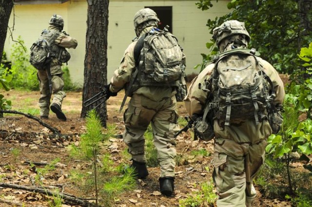 Paratroopers participate in chemical environment training