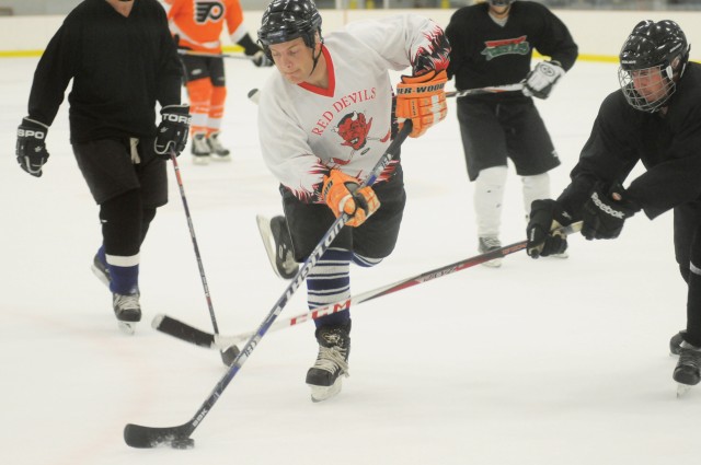 Hockey program allows Soldiers to put stress on ice