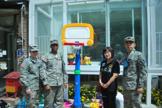 Soldiers Donate to Namsanwon Community Orphanage