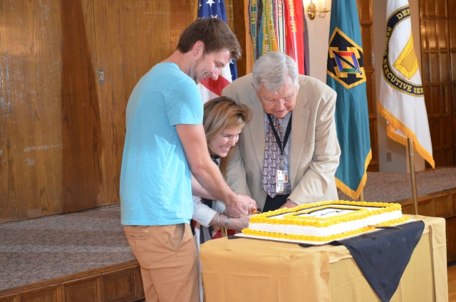 flw-s-oldest-youngest-soldiers-da-civilians-take-part-in-cake-cutting