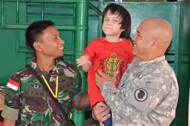 US and TNI soldiers visit orphanage