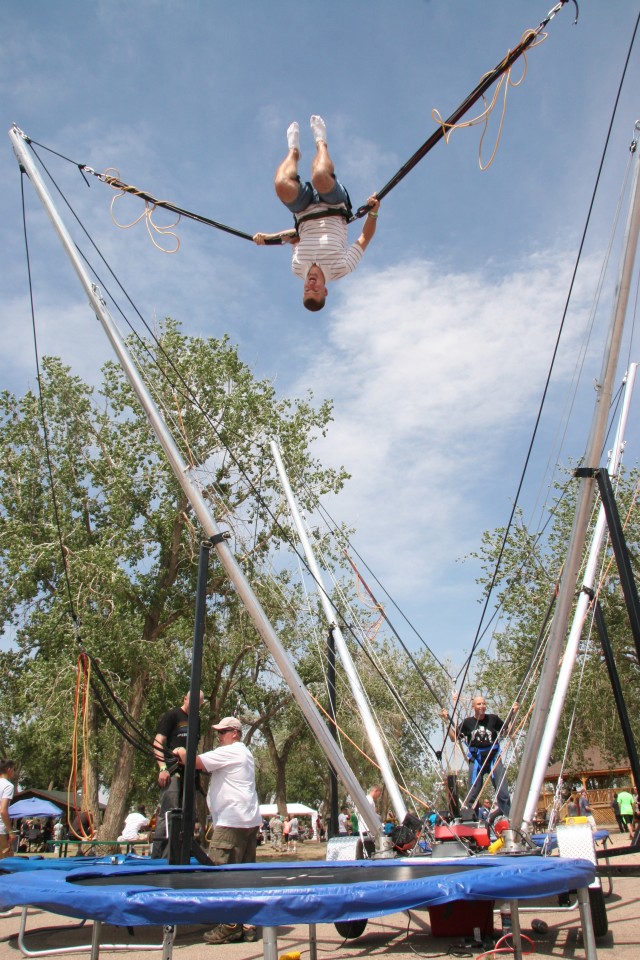 Fort Carson event treats single Soldiers to day of fun