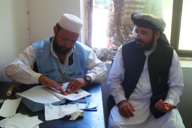 Afghan Citizens Register to Vote