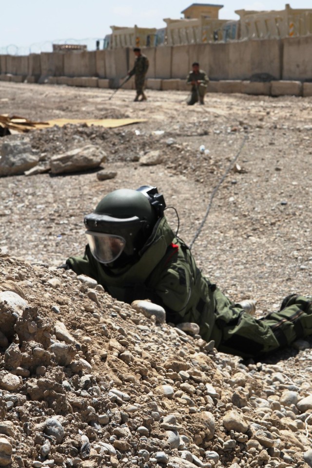 US advisers assist ANSF ahead of explosive ordnance disposal school