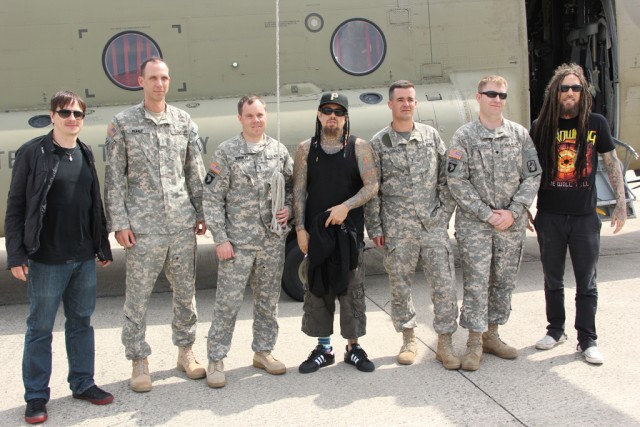 Korn poses with the flight crew of a CH-47 Chinook helicopter.
