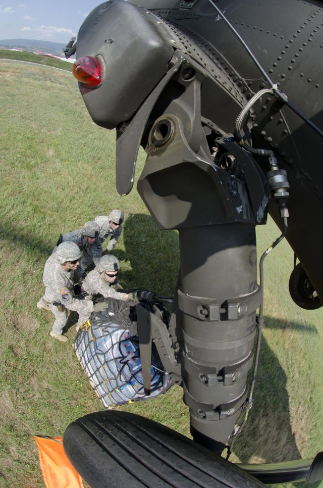Multinational soldiers learn sling load operations