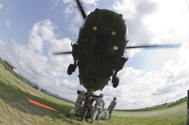Multinational soldiers learn sling load operations