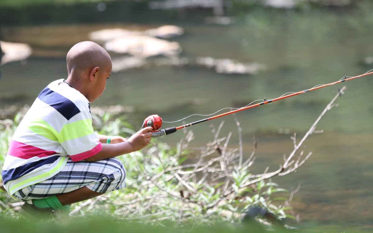 Soldiers happy to help kids at Camp SOS | Article | The United States Army