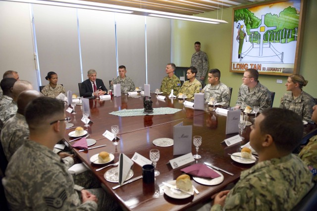 SecArmy sees I Corps in action Down Under