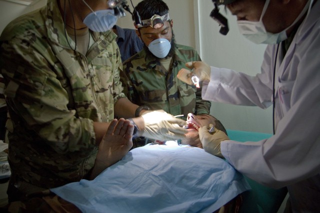 ANA Commandos receive dental training