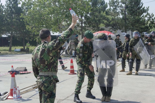 Portuguese train Polish, Italian soldiers to walk through fire