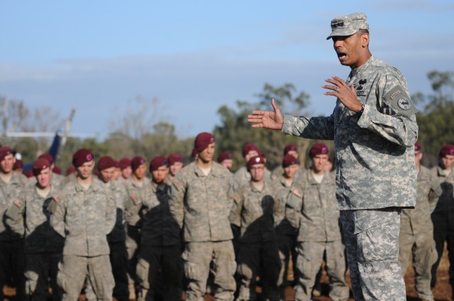 USARPAC commanding general visits Talisman Saber 2013