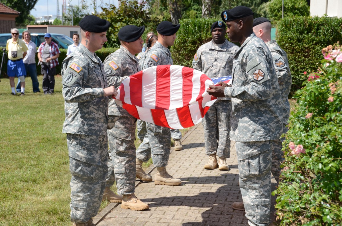 Garrison Headquarter s Company Deactivates Hosts Final Flag Retreat 