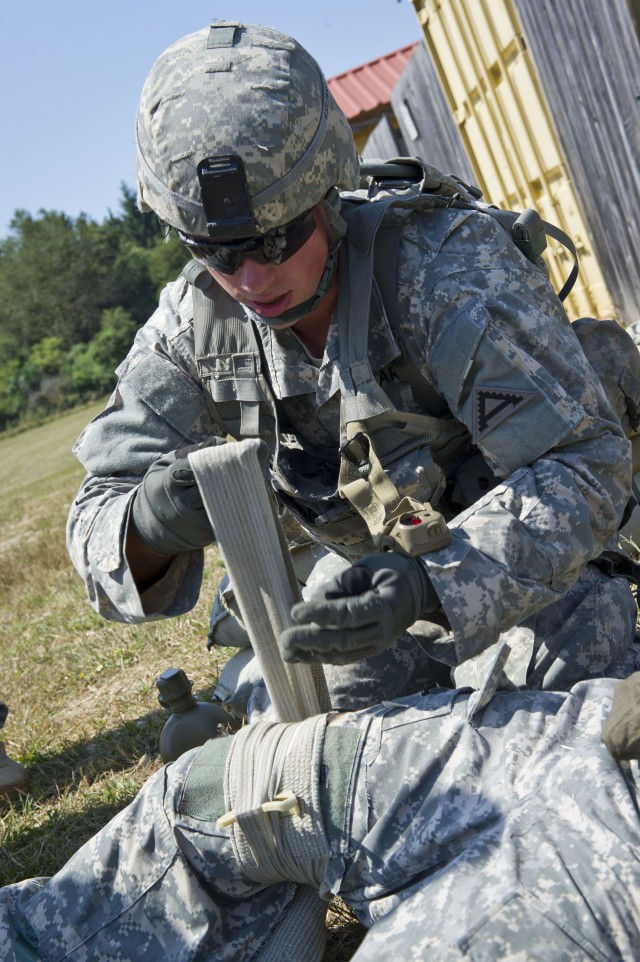 A Hohenfels Soldier demonstrates proper medical treatment