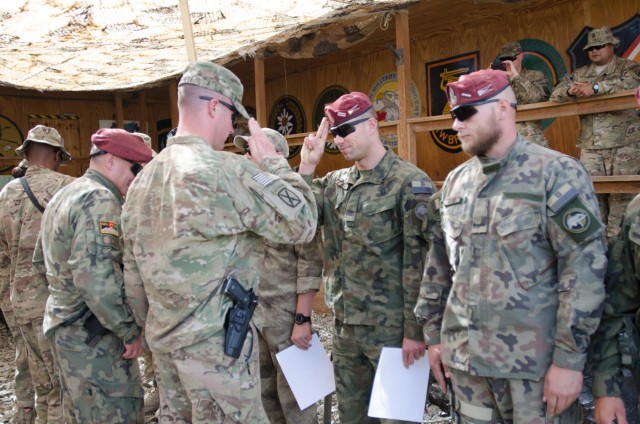 US soldiers receive Polish marksmanship badges