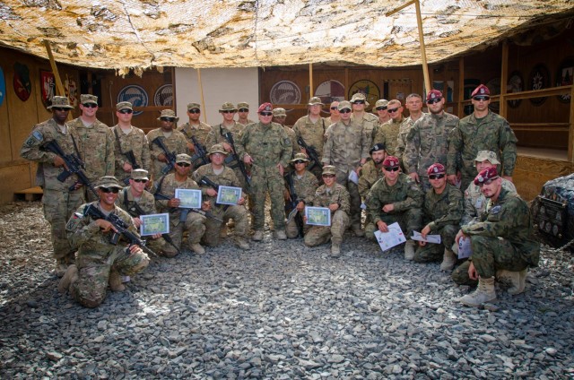 US soldiers receive Polish marksmanship badges