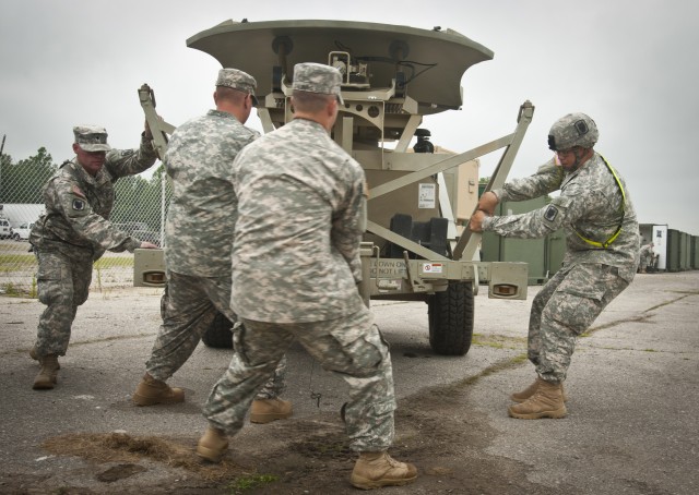 35th ESB Soldiers set up STT for Vibrant Response 13-2