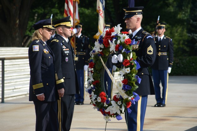 Metropolitan Police lay wreath at the Tomb of the Unknown Soldier ...