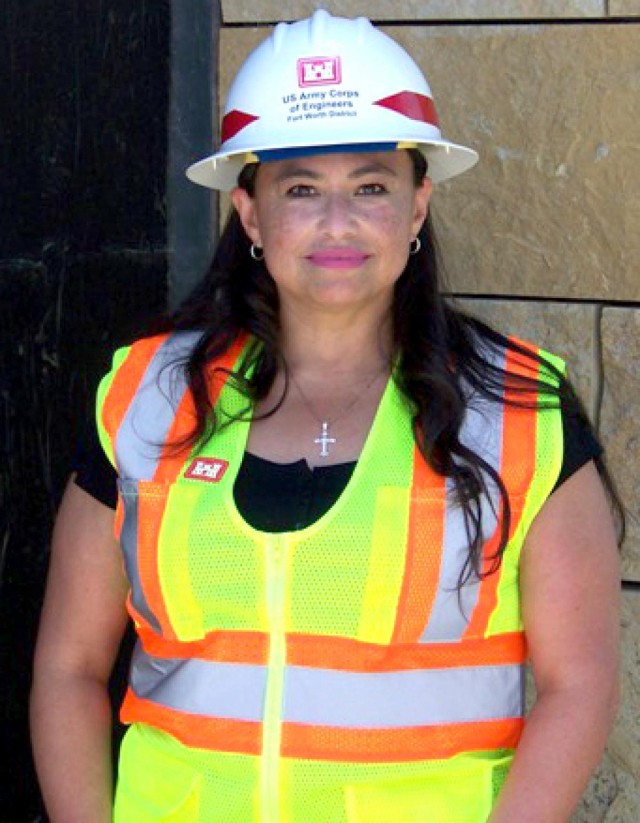 Fort Worth District's civil engineer, Rebecca Ward, earns HENAAC Luminary award
