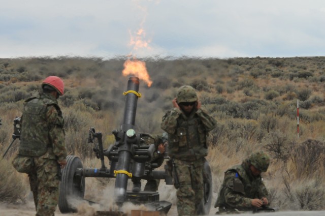 Combined mortar training between American and Japanese forces