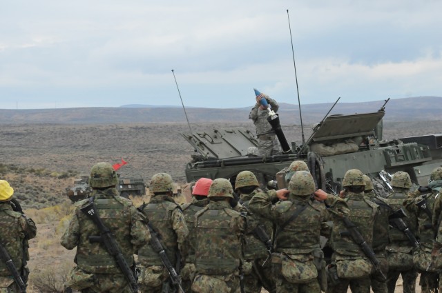 Combined mortar training between American and Japanese forces