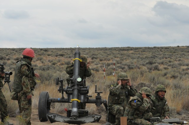 Combined mortar training between American and Japanese forces