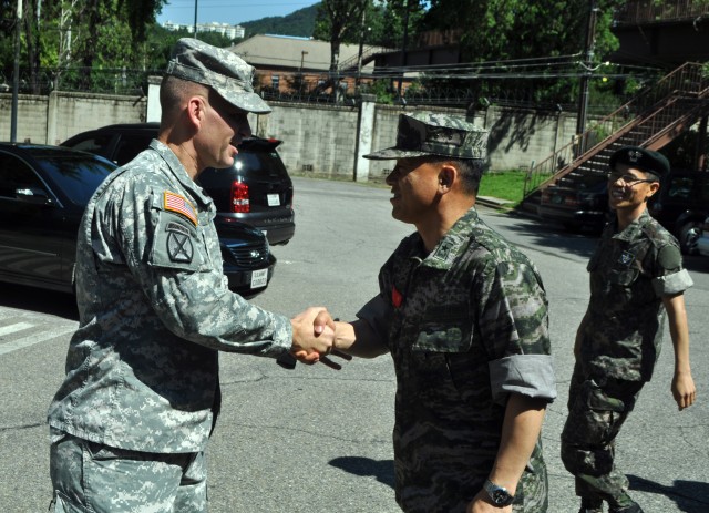 MND visits garrison, strengthens friendship