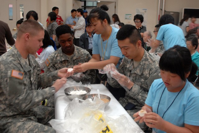 Soldiers make songpyeon, deliver smiles