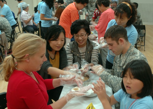 Soldiers make songpyeon, deliver smiles