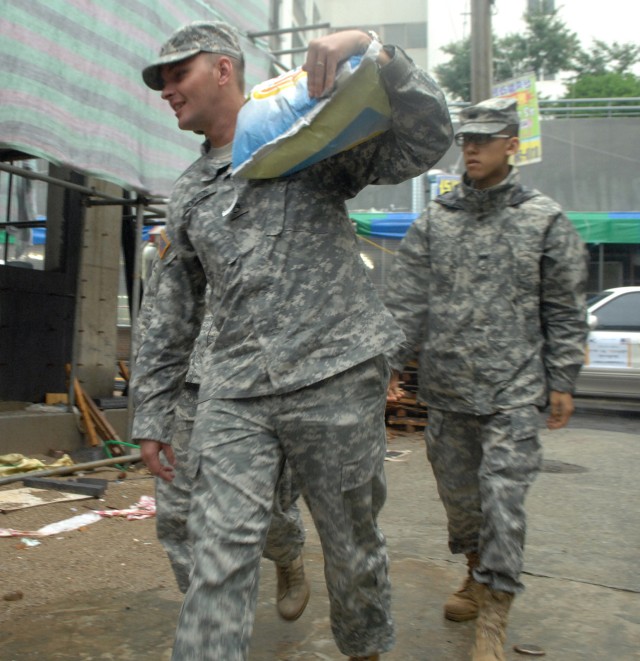 Soldiers make songpyeon, deliver smiles