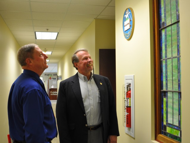 Former commander visits FORSCOM headquarters, shares knowledge with current staff