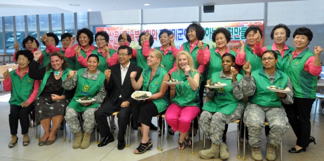 Spouses make songpyeon for ROK Soldiers