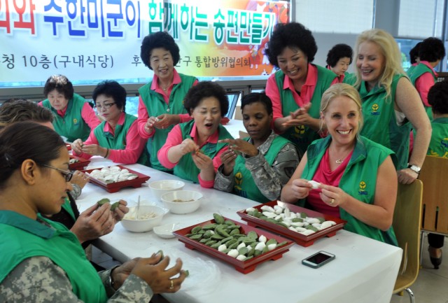 Spouses make songpyeon for ROK Soldiers