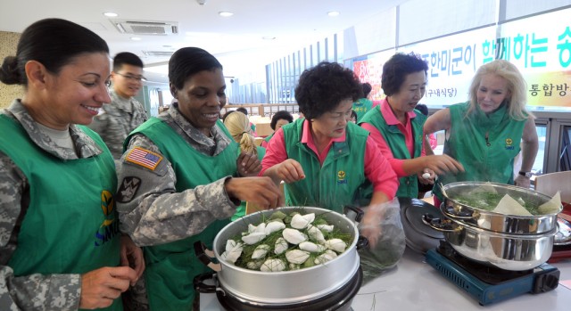 Spouses make songpyeon for ROK Soldiers