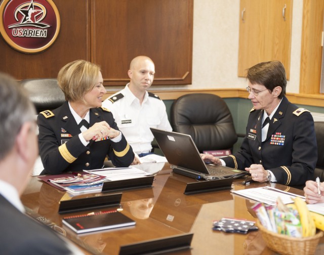 Army surgeon general visits USARIEM