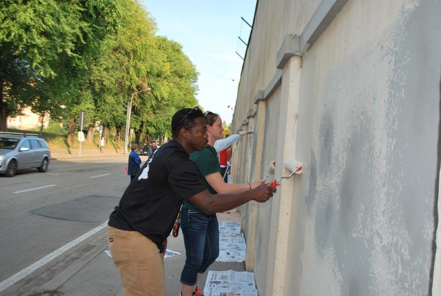 Sky Soldiers volunteer to paint Vicenza soccer stadium