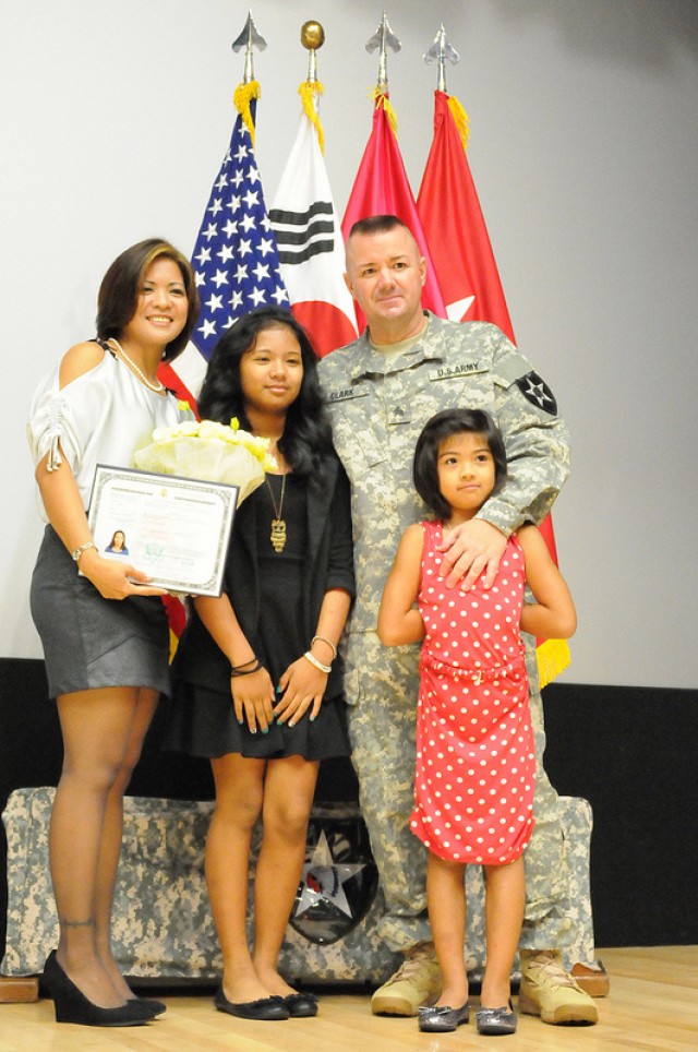 2ID welcomes six new US citizens