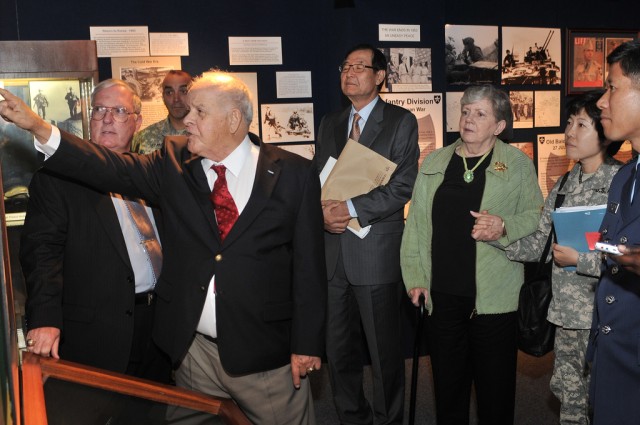 Retired leaders reunite during 60th Anniversary and visit 2ID